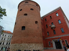「リガの火薬塔」
火薬塔は4世紀に建設されました。
スウェーデン軍に破壊後１６５０年に修復されました。
高さ25.5ｍ、壁の厚さは3ｍと強固です。