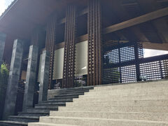 チャングーでの宿、THE SANTAIへ到着。
憧れのこのエントランス、想像よりも広くて開放感があって…好き！