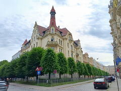 アルベルタ通り１２番地にあるアールヌーヴォー建築
綺麗な並木と建物が素敵です。
