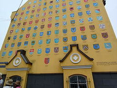 「ヤコブ兵舎」
旧市街に位置し、かつての城壁の兵舎を改装した建物
外壁にはラトビアの各都市の紋章が描かれて可愛い
