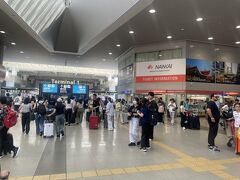 8月19日(火)
午前中だけ働いて空港へ。
韓国に着くのは夜なので、現地で動けるのは実質1日ちょっと。

時間は少なめだから、払い戻したチケット代（90320円）を今回の予算にして完結させようと計画。

働いてるのでそこまで厳格にするつもりもないんだけど、何かしらの制限（のようなもの）があるほうが楽しくなると思ってるので笑。


いろいろシュミレーションしながら駅に着いたら、改札出たとこから見たことないくらいに混んでた！