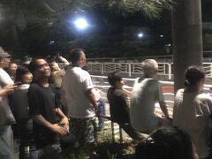 もう大勢の人が花火待機していたので
適当な場所で4人で花火待機する