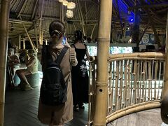 夕飯を食べにお隣のアズールビーチクラブへ。