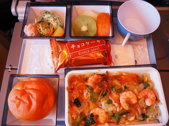 機内食の時間。<br />私と母はあんかけ焼きそばみたいなもの<br />