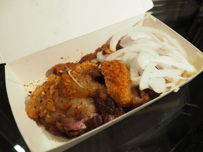 こちらがクリスピーポーク。<br />揚げてないのにまわりがカリカリです。<br />玉ねぎと食べるのが最高に美味しい