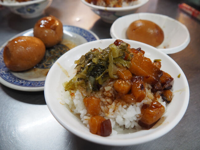 ルーロー飯と煮卵。<br />安くておいしい！