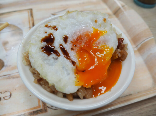 たまごはご飯の上に乗せて食べます。<br />これが本当においしい！