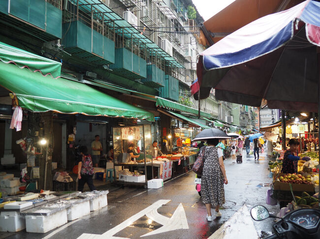 近くの朝市を歩きます<br />ここで生ライチを売っているお店を発見して買いました