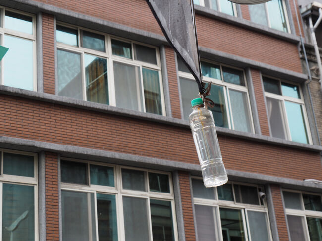 次の目的地へ歩きます。<br /><br />お店のテント？がめくれないようにペットボトルがつるされてました。なるほど、と感心。