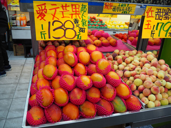 途中見つけたフルーツ屋さんでマンゴーが売ってたので、買いました。<br />食べるの楽しみ！