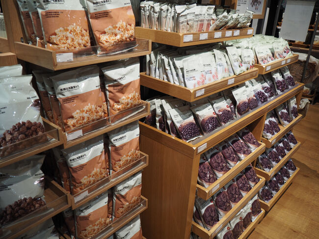 目当ては無印。思う存分買います！<br />大量に買い物したのですが、お店の方に税金の還付できますよ～と言われ、何気なく頼んだら、なんと買った商品をひとつひとつ手書きで書類に書いてくださってて・・かなり時間がかかって申し訳ない気持ちでいっぱいになりました。<br /><br />そのあと税金の還付を受けにいったらここでも買ったものを見せ（本当は1個1個見せないといけないと思うのですが、大量過ぎてバッグだけ開けて見せました）、何やら入力作業を大量にしてくださいました。<br /><br />ここまでして還付は数百円だったので、次からは細々したものを大量に買ったときはもうやらなくてもいいやと思いました。<br /><br />お店の方本当にありがとうございました＞＜