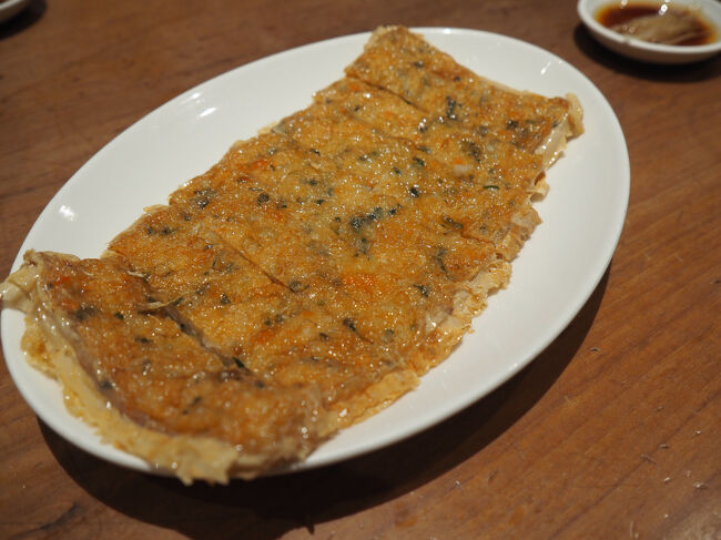 海老パイみたいなもの。<br />パクチーが入ってた気がします。