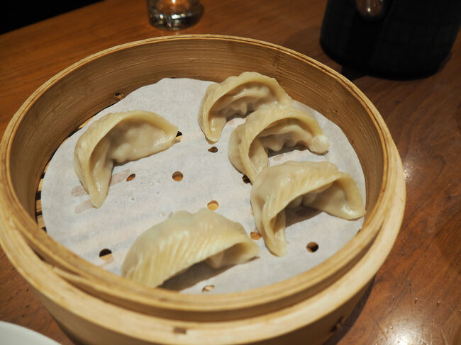 豚肉の蒸し餃子<br />一つ皮が破れてしまったとのことで、あとから持ってきてくれました<br />サービスがすごいｗ