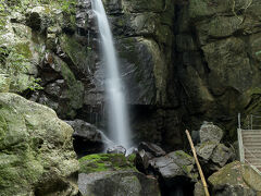 鮎屋の滝。
鮎屋ダム下流約600ｍにある、落差14.5ｍの滝です。
とても近くまで寄れます。