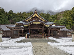 こちらが本殿・拝殿。