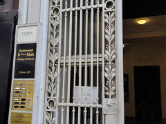 ウィーンに到着。
ウィーンではairbnb で見つけたシェリーさんのお部屋で3泊。シェリーさんの家は旧市街の広場のすぐそば。シュテファン大聖堂のすぐ近く。
ウィーンの空港からは地下鉄が安いのだけれど、迷わない高速トレインCAT でミッテ駅まで。そこからはゆっくり歩いてシュテファン広場、シェリーさんのアパートまで。今はマップやストリートビューがあるから、事前に予習。迷わず行けました。

とても良い場所。シェリーさんも明るい人。よかった。
さてでは散歩。
