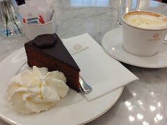 まずホテルザッハーでザッハトルテ。ここが発祥のお店だという。
これは期待してた味と違う。チョコはほろ苦くて、クリームは甘くなくて，いいのだけれど、スポンジはちょっとパサ。
これでなんと3000円。
やっぱ日本のがいい。

でもこのお店、夕方には列ができてた。