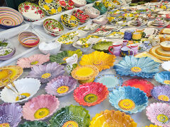 その後，ナッシュマルクトへ。
たくさんのお店。おしゃれに並んでいて、バーとかも。
ウィーンの名物シュニッツェルもあったけど3000円くらい。やっぱ高い。

