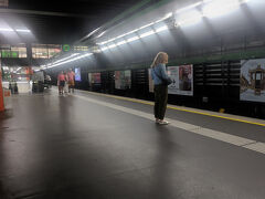 2日目シェーンブルン宮殿へ。
思い切って勇気をだして、緊張しながら地下鉄にのる。スリとか乗り間違いが怖かったのです。
でも全然大丈夫だった。券売機も簡単だった。なんでも恐れずやってみるもんやね。
券売機で切符を買えると、後ろで見てくれてた地元のおばさんがにっこりしてくれたのがうれしかったな。

地下鉄の駅の周りにもおいしそうなパン屋さんがありました。
思わず購入。?をちょうど出せたらお店のおじさんが褒めてくれて、そんなこともうれしい。
