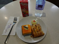 バンコクには約45分早着して、5時間近くの待ち時間があったので、次のゲート近くのロイヤルシルクラウンジで過ごしました。