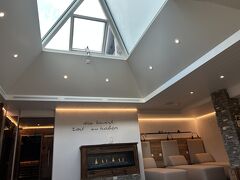 ツェルマットのホテル、ホテルアンティカにはスパ施設がありました。

初日は、水着いるよなー、もってきてないしなー、と思って諦めたのですが、この日はフロントで、たぶん利用には水着いるよね？？と聞いてみました。
そしたら返事は、up to youとのとこ笑
だったらと思い、思い切って行ってみました！
(スパ入り口に大きいバスタオル置いていたので、流石に下半身は巻いて入りましたw)

結局閉まるまで誰も来ず1人だったのですが、結構いいサウナ！
マッターホルンハイキングの疲れが吹き飛びます。