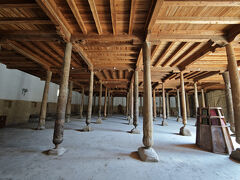 ジュマ・モスク
約3m間隔で213本の柱が立っている特徴的なモスクです。
一本一本異なる彫刻が施されています。古い柱は1000年前のものもあるとか。