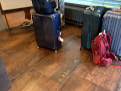 ホテルに戻ってきました。
荷物はそのままフロント横にありました。
午前中のスタッフとは別の人でしたが、ムカついていたので無視して引換券も渡さず自分の荷物をとりました( ｀ー´)ノ
スタッフも別に何も言わなかったし。