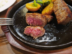 ステーキのカット面を♪赤身っぽいですが、めちゃくちゃ柔らかい～脂が甘い～～～(*´▽｀*)

この日は朝が早く、この辺りから体調がおかしくなり始めました・・・
ホテルに着くころには頭痛がしていて、ちょっと熱中症気味だったのかもしれません。
鎮痛剤を飲んで、ベッドでしばらく休んだら治りました(←基礎体力強めw)

今夜の宿はホテルルートイン天童。
具合悪すぎて、ホテルの写真は全く撮らないで終わってますので、悪しからず。。

ホテルは少し古さはあったものの、お部屋も綺麗で快適でした。
「大浴場」は「大」ではなかったですが(小・・・かな？3人分の洗い場と3畳ほどの浴槽です)、一通りのアメニティはそろっており、脱衣場に洗濯機と乾燥機が1台。雨と汗でびっちょびちょになった服を洗濯しました。(所要時間：洗濯に30分、乾燥に30分。すこーーし乾ききってない部分があったのはお部屋に吊るして乾かしました)

今日はランチが豪華だったので、夜は家から持ってきたビール(保冷バッグにアイスパックを入れて4本持ってきましたw)と、買い足したレモンサワー、道の駅で購入した米沢牛入りカルパスと野菜スティック、おにぎり１個で終了。

翌日は朝食からモリモリ行き、福島県へ移動します！！6(*´▽｀*)9