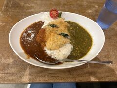 
ふと気づくと、もう3時です。

東大寺を離れ、餅いどの道商店街へ歩きました。
「若草カレー本舗」は、ノンストップ営業で、この時間でも食事できます。

ランチのあいがけカレーは、コクがあって美味しいです。アジフライも乗って、ボリュームたっぷりでした。

