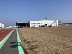 トラックに乗り慣れている知人も一緒にレンタカーのトラックでやってきたのですが、トラックと軽ワゴン車と徒歩の私が並んで空港内を歩くと言う光景が見られました。