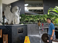 【ウマナバリLXRホテル＆リゾーツ】
エントランスの銅鑼を鳴らして到着したゲストを迎えてくれます