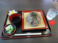 近江牛丼、信長ハンバーグ、
戦国焼定食とか気になっていたケド、
暑さの中歩き回って敵わなかったヨ。
なので、ざるそばを食べるコトに。