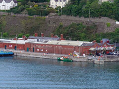 煉瓦造りの建物が見えてきて、奥にプラットホームがあるので鉄道駅だということが分かります。どうやらリーガル・プリンセスはここに停泊するようです。