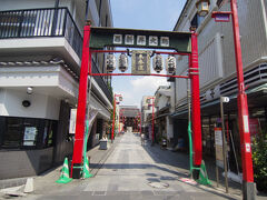 東武鉄道の大師前駅からだとこの表参道まで近いのですが、都営縛りのため、また、西新井大師西駅まで戻りました。