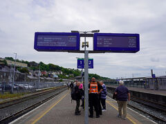 ようやく戻ってきた「コーク駅」のホームはかなりの人が溢れていました。30分立ち乗りかと心配しましたが。