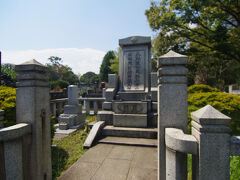 都電雑司が谷駅に近い、雑司が谷霊園には夏目漱石、竹久夢二などのお墓があります。