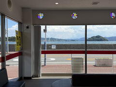 空港から送迎バスでレンタカーの営業所へ行って車を借ります。
五島福江はノート、こちらはヤリスでした。
営業所は最近内装リノベしたのかな？
ステンドグラス風の窓がありました。