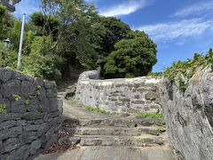 オランダ塀。
商館の敷地と町家を隔てる塀で、当時の姿そのままだそうです。
砂岩を積み上げて漆喰で塗り固められています。