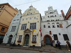 「三人兄弟の家」
三人兄弟って何かと言うと、それぞれ別の時代に建てられた建物が３つ並んでいます。右側が長男１５世紀、真ん中が次男17世紀、左側が三男17世紀末にバロック様式で建てられた建物ですが兄弟が住んでいたのではありません。違う時代の建物が並んでいるのは凄いです。