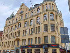 「猫の家」は円錐の屋根に猫ちゃんのオブジェがあります。
ドイツ系商人がギルド内で支配的だった時代にギルドへの加入を断られたリガの商人が仕返しに二匹の猫の像をギルド会館にお尻を向けて屋根に取り付けたという。
旧市街の観光名所になっている。