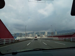 神戸大橋を渡りポートアイランドから三宮方面へ。赤いアーチの鉄橋を超えると神戸の山々が見えてきます。