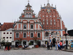 「ブラックヘッドの家」
独身の貿易商人が集まる集会場として建てられた。その後は戦争で破壊され１９９９年に再建
鮮やかなオレンジ色と、彫金細工や彫刻に彩られた個性的な外観でメルヘンの世界のよう♪
