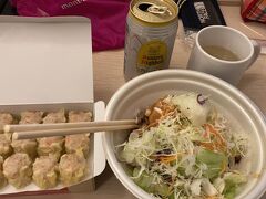 そして本日の晩御飯。
駅ナカの蓬莱で購入したエビシュウマイと
帰り道のすき家で購入した牛丼ライト。　
あー今日は疲れました。