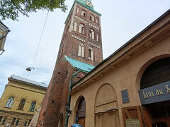 パイプオルガンのコンサートを拝聴するため次々と入場されます。
パイプオルガンの音色は初めてなのでワクワクします。