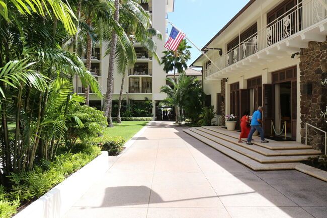 オープンエアな中庭を抜けてお部屋へ向かいます