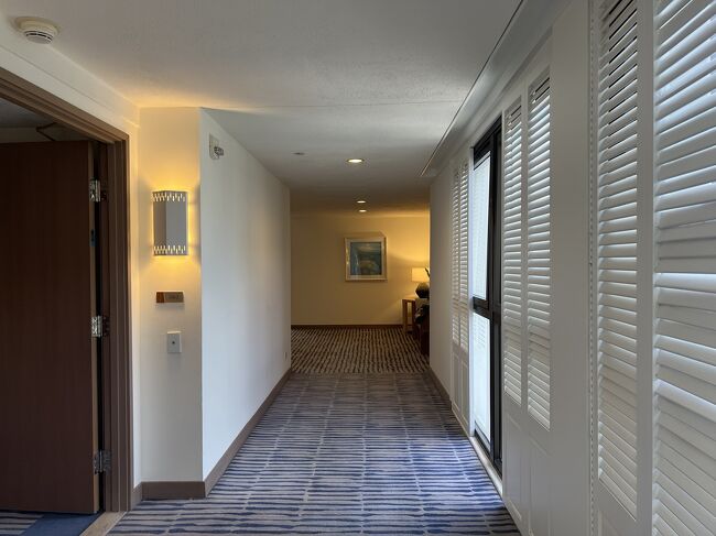 白を基調とした通路の先に