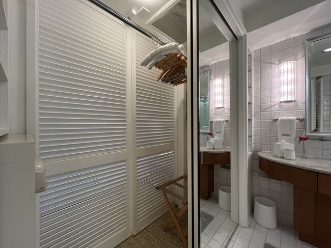 ベッドルームとバスルームの間にクローゼット