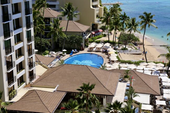 眼下にはハレクラニを象徴するカトレアのプール