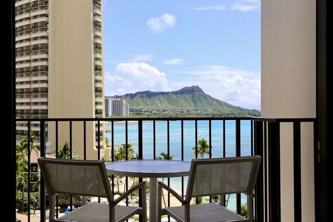 テーブルにチェアが2脚