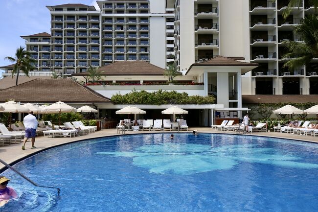 プール周辺はぼちぼち人はいますが、あまり混雑していないのがハレクラニのいいところ